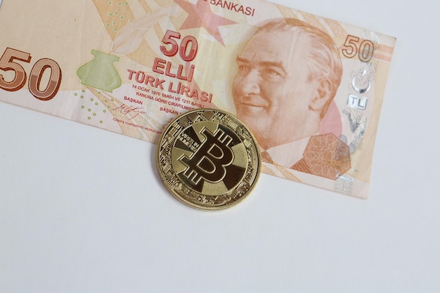 Banknoty tureckiej liry i bitcoin