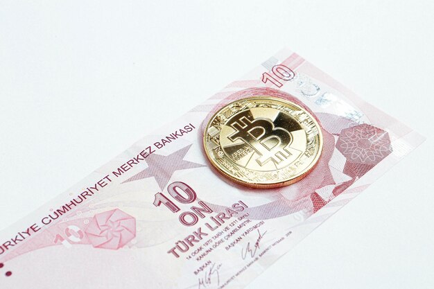 Banknoty tureckiej liry i bitcoin