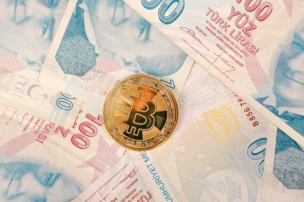 Banknoty tureckiej liry i bitcoin