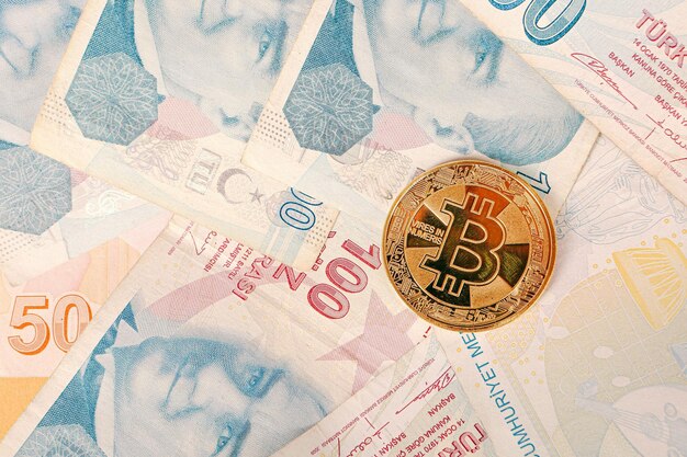 Banknoty tureckiej liry i bitcoin