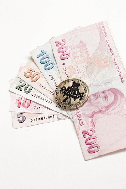 Banknoty tureckiej liry i bitcoin