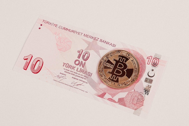 Banknoty tureckiej liry i bitcoin