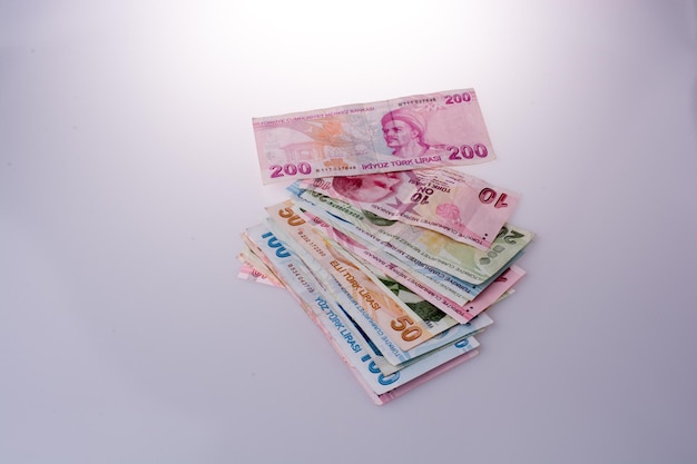 Banknoty tureckiej liry o różnych kolorach, wzorach i wartości na białym tle