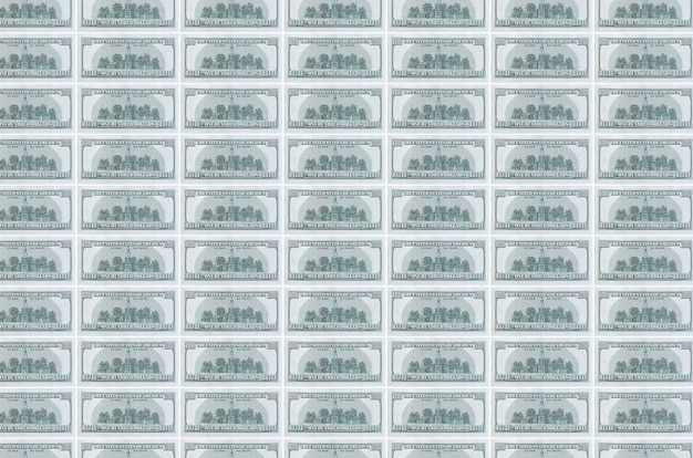 Banknoty w dolarach amerykańskich wydrukowane na przenośniku do produkcji pieniędzy