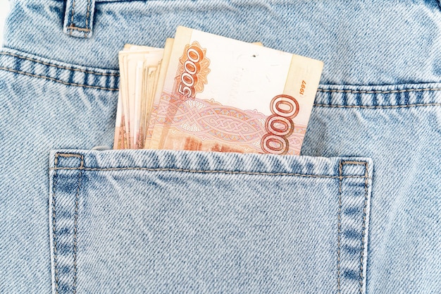 Banknoty w kieszeni niebieskich dżinsów obrót gotówką rosyjski banknot 5000