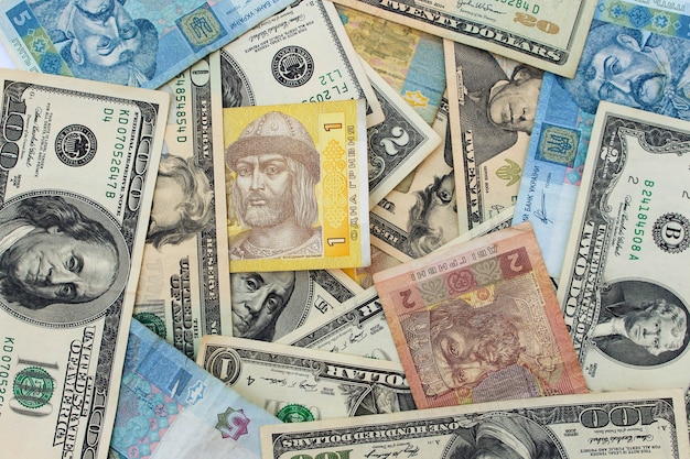 Banknoty W Tle: Dolary Amerykańskie I Hrywny Ukraińskie