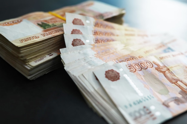 Banknoty z napisem „pięć tysięcy rubli”. Rosyjskie pieniądze o wartości nominalnej pięciu tysięcy rubli. Zbliżenie rubli rosyjskich. Pojęcie Finance.Background i tekstura pieniędzy