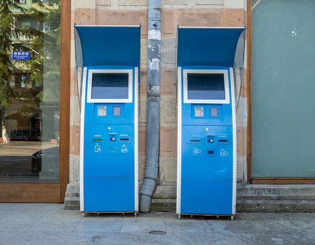 Bankomaty na ulicach miast Bank komunikacji Systemy płatnicze Korzystanie z bankomatu