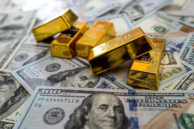 Bankowa sztabka złota inwestycyjnego i rachunek pieniężny
