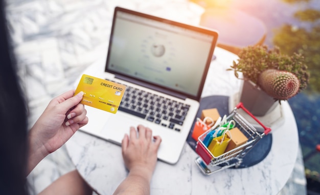Bankowość internetowa i koncepcje zakupów online, kobieta trzymając się za ręce przy użyciu karty kredytowej do przesyłania pieniędzy