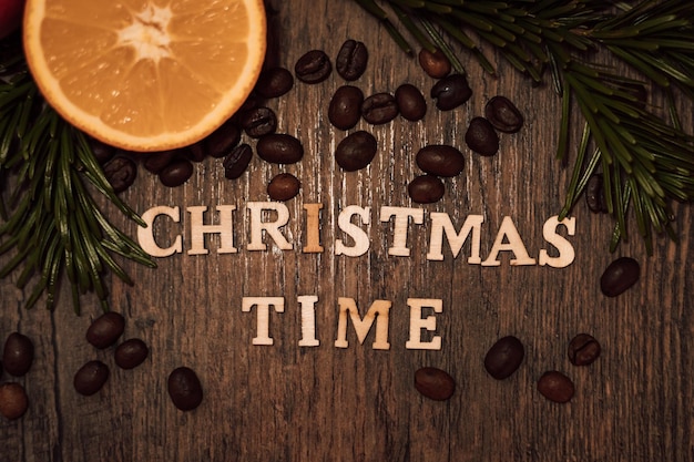 Banner czas Bożego Narodzenia na ciemnym tle Kawa pomarańczowa choinka