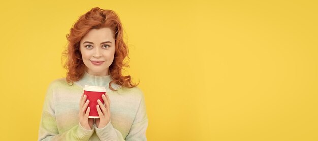 Banner portret twarzy kobiety odizolowane z miejsca na kopię Więcej kawy na wynos napój wesoła dziewczyna pijąca herbatę kobieta trzyma plastikowy kubek z cappuccino