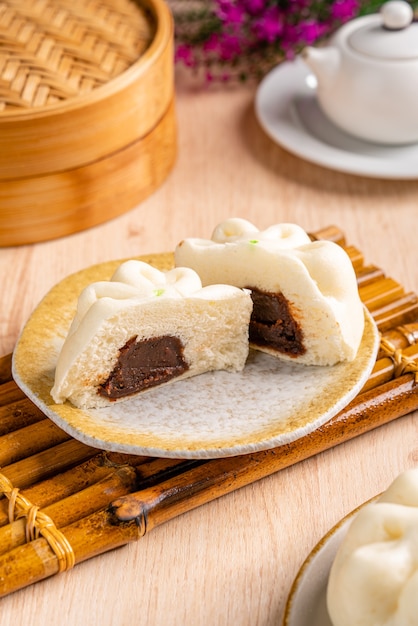 Baozi lub Bakpao to rodzaj drożdżowej bułki nadziewanej drożdżami w różnych kuchniach chińskich