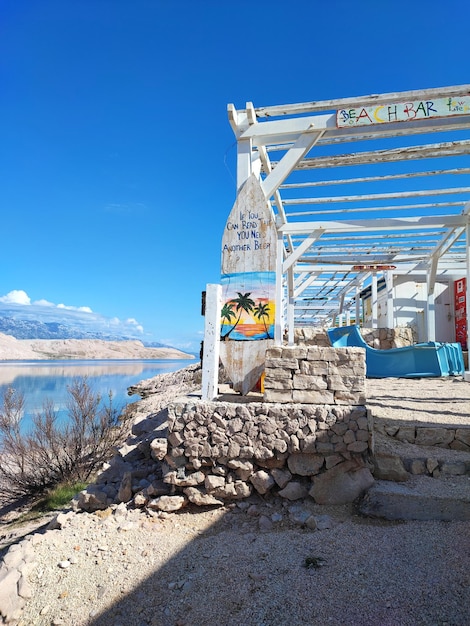 Bar na plaży Rucica na wyspie Pag, Chorwacja