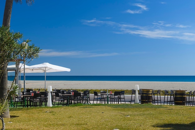 Bar na tarasie na plaży czeka na turystów, zbliża się lato