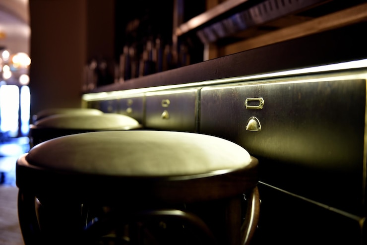 Zdjęcie bar z wysokimi krzesłami w pustej przytulnej restauracji