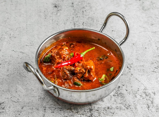 Baranina rogan josh jagnięcina karahi masala korma podawana w naczyniu izolowanym na tle widok z góry indyjskiego jedzenia desi