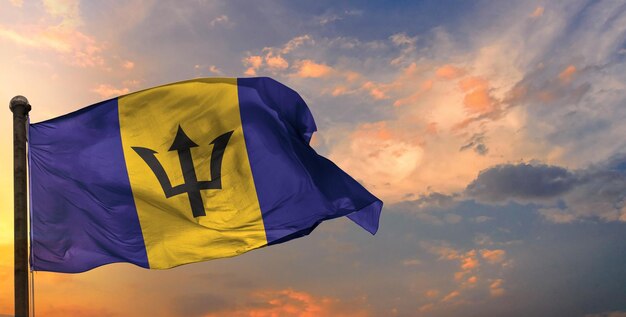 Barbados macha flagą i tle nieba.