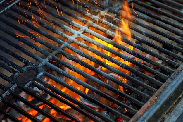 Barbecue-Grill, Hot coal i Burning Flames. Możesz zobaczyć więcej grilla, jedzenie z grilla,