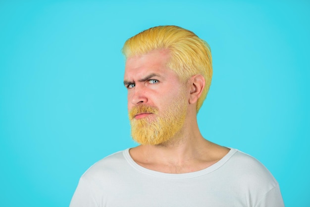 Barbershop blond hipster facet, przystojny mężczyzna ze stylową fryzurą, brodaty mężczyzna z farbowanymi blond włosami