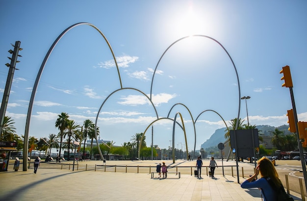 BARCELONA Hiszpania 15 października 2018 Onades Waves pomnik Andreu Alfaro w Barcelonie Koncepcja podróży wakacje Droga w pobliżu portu
