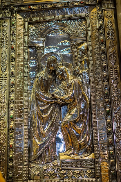 Barcelona, Hiszpania - 28 marca 2017: Zdjęcie wnętrza kościoła, obraz Matki Boskiej Montserrat, znajdującej się wewnątrz opactwa Santa Maria de Montserrat w pobliżu Barcelony, Hiszpania
