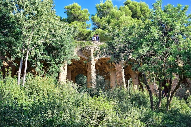 Barcelona Hiszpania 3 października 2019 r. Architektura w parku Guell autorstwa architekta Gaudiego w jesienny dzień w Barcelonie, Hiszpania