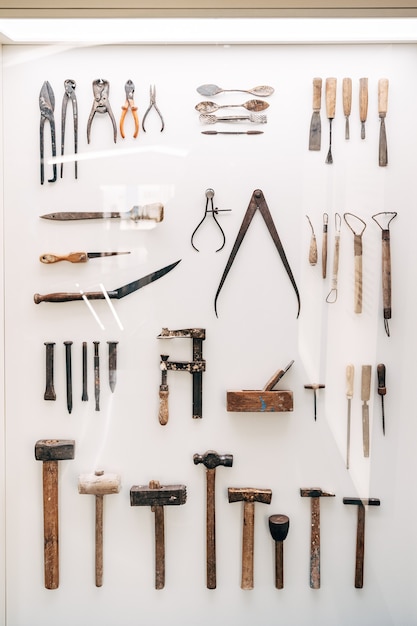 Zdjęcie barcelona hiszpania grudzień wystawa zabytkowych narzędzi architektonicznych w muzeum