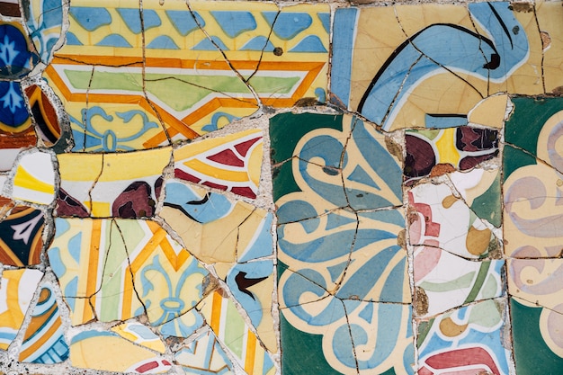 Barcelona hiszpania grudzień zbliżenie mozaika antonio gaudi w parku guell barcelona