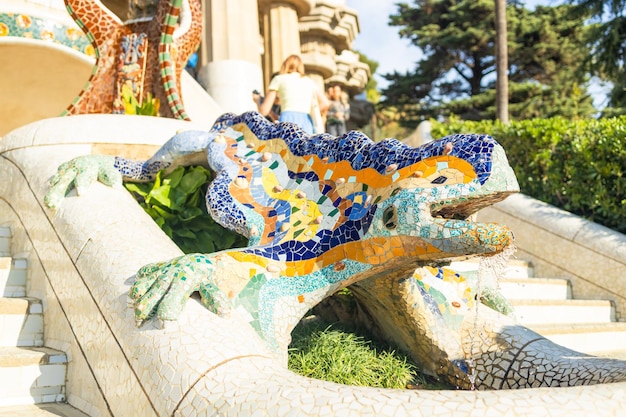 Barcelona Park Guell Z Gaudiego Wąż I Cztery Katalijskie Bary W Mozaiki Modernizmu