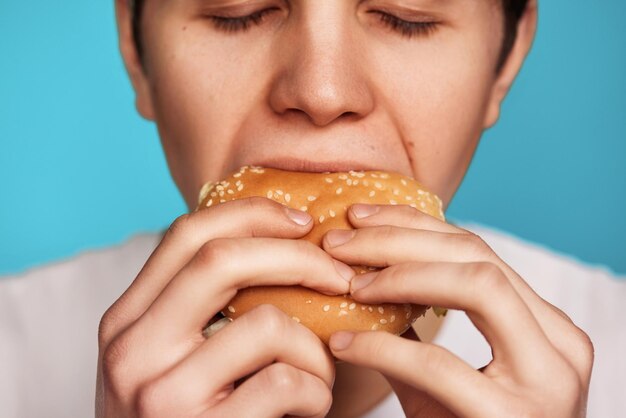 Bardzo Głodny Młody Człowiek Trzymający Smaczny Hamburger