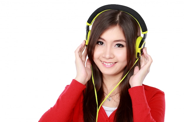 Bardzo młoda kobieta lubi słuchać muzyki