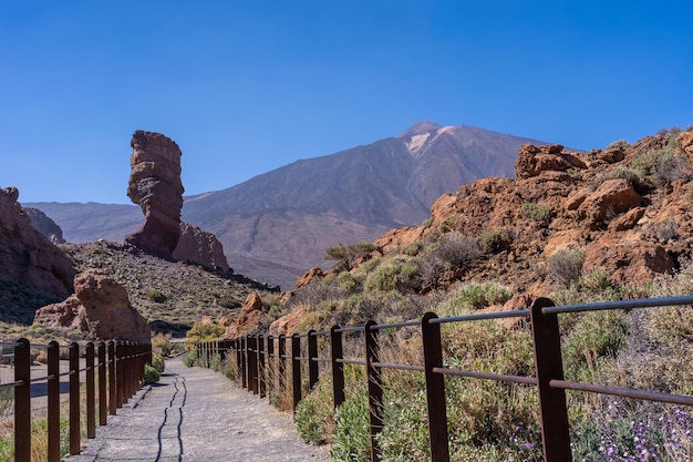 Bardzo prosta trasa turystyczna między Roques de Gracia i Roque Cinchado w naturalnym obszarze Teide na Wyspach Kanaryjskich Teneryfa