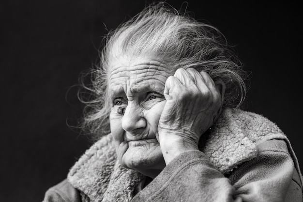 Zdjęcie bardzo stara i zmęczona pomarszczona kobieta na zewnątrz
