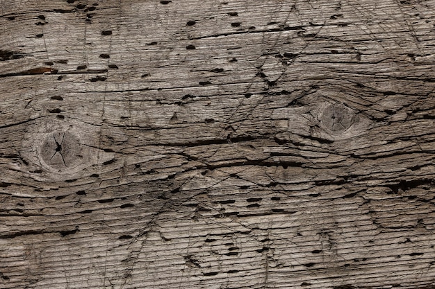 Bardzo stare, odrapane i poobijane drewniane tło z głębokimi nacięciami noża i śladami uderzeń