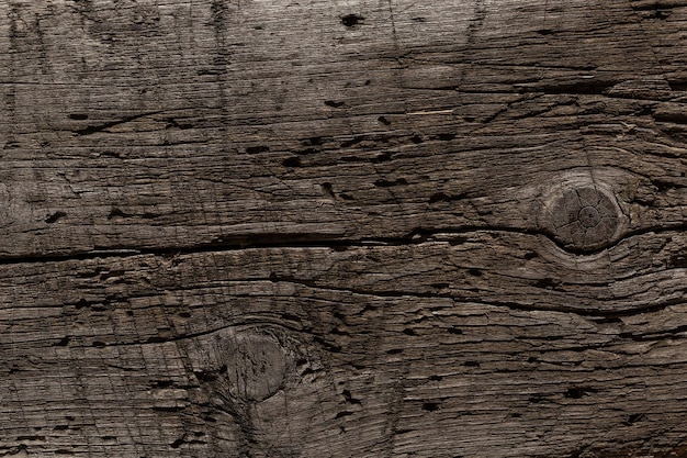 Zdjęcie bardzo stare, odrapane i poobijane drewniane tło z głębokimi nacięciami noża i śladami uderzeń