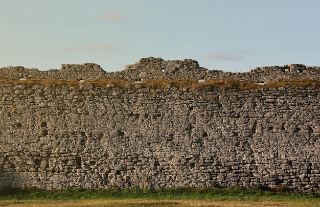 Bardzo stary mur z cegły lub kamienia zamku lub twierdzy z XX wieku pełen ramy ściany z przestarzałymi brudnymi