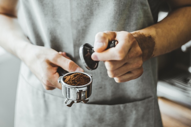 Barista gotowy do klasycznego espresso