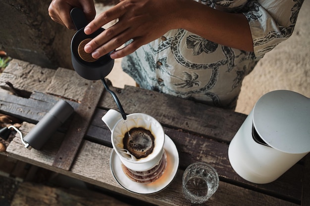 Zdjęcie barista kapującą kawę i powolną kawę w stylu baru