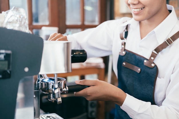 Barista kawiarnia kawowa robiąca usługę przygotowania kawy.