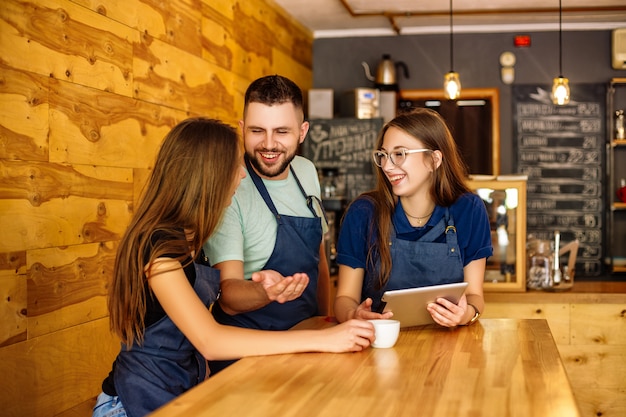 Barista komunikacji zespołowej w kawiarni