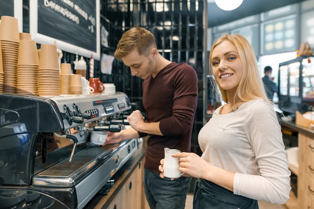 Barista mężczyzna i kobieta parzenia kawy