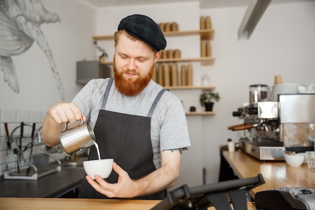 Barista mężczyzna pracujący w kawiarni