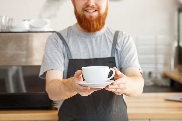 Barista Mężczyzna Pracujący W Kawiarni