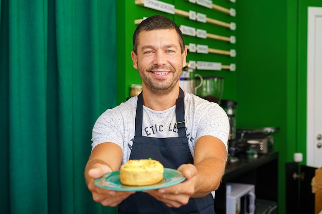 Barista Mężczyzna W średnim Wieku W Portrecie Kawiarni