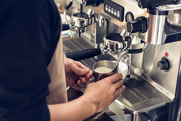 Barista Mleko Na Parze Z Ekspresem Do Kawy