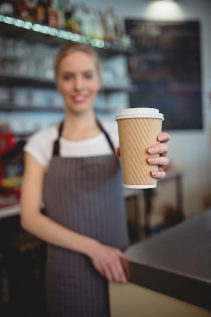 Barista Oferuje Filiżankę Kawy W Stołówce