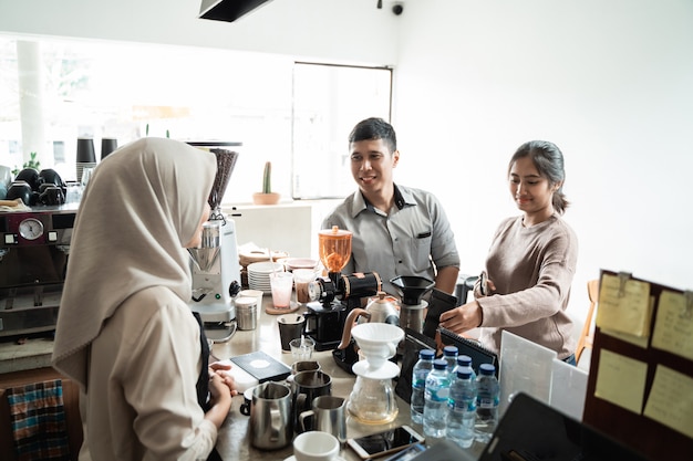 Barista Otrzymuje Zamówienia Od Klientów