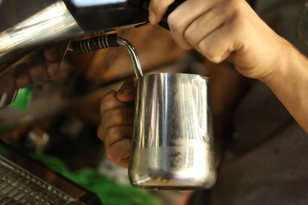 Barista Parzący Kawę W Kawiarni