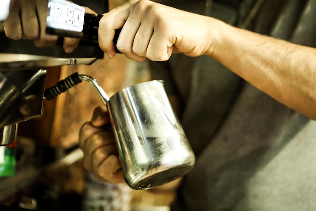 barista parzący kawę w kawiarni